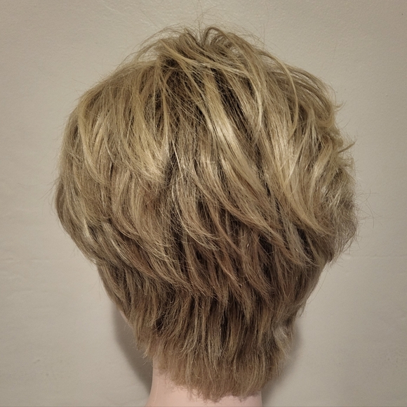 Short Blonde Wig - 10LR - Picture 5 of 8